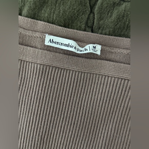 Abercrombie & Fitch Taupe Ribbed Top - Picture 3 of 5